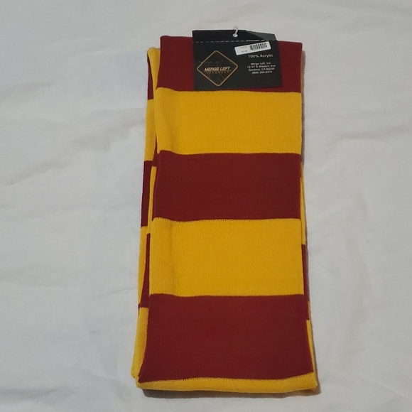 Merge left Knit scarf. - Picture 1 of 6